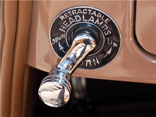 После экспериментов с электрическим и вакуумным приводом выдвижных фар предпочтение было отдано более надежному тросовому механизму