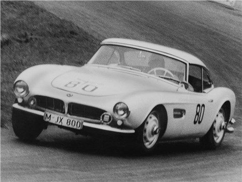Ханс Штук в гонке за рулем BMW 507 с номером шасси 70079, которая позже станет машиной Элвиса Пресли 