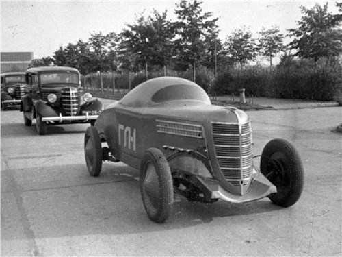 Автомобили Горьковского автозавода на пути к старту соревнований 