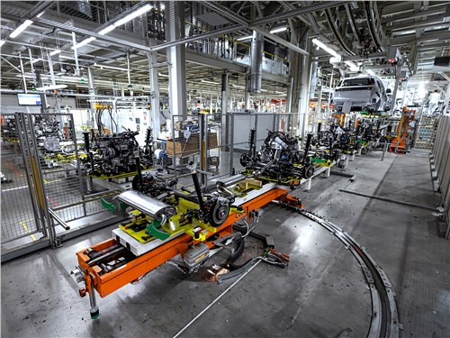 Одна из финальных операций — «свадьба», когда кузов стыкуется с подвеской и двигателем