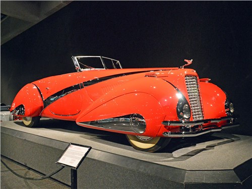 В 1937 году по заказу плейбоя Филиппа Баро ателье Hartmann из Лозанны построило на шасси Sixteen невероятный кабриолет длиной более 6 м! Зарегистрировать его как легковое авто было непросто... 