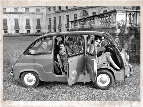 Двери Fiat 600 Multipla распахивались максимально широко навстречу друг другу. Иного варианта подвесить передние не было 