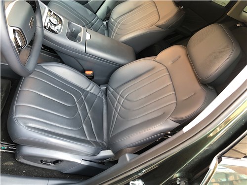 Geely EX5-EM-i (2025) передние кресла