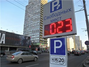 Легальных парковочных мест Москве вдвое меньше, чем автомобилей