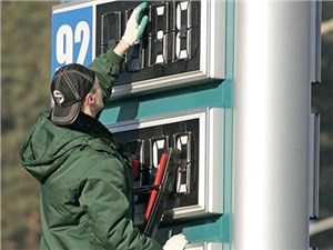 Цены на бензин не перестанут расти, поэтому нефтяники предлагают выдавать талоны на топливо