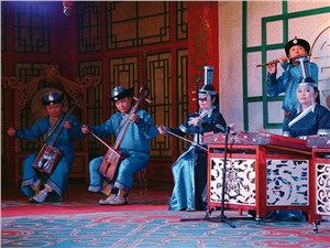 Выступление артистов ансамбля “Тумэн Эх” в Улан-Баторе