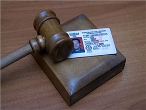 Депутаты предлагают отнимать водительские права у тех, кто не платит штрафы