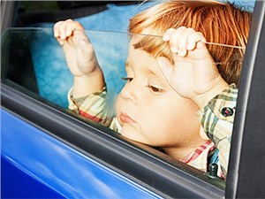 Что будет с родителями, оставляющими детей одних в машине?