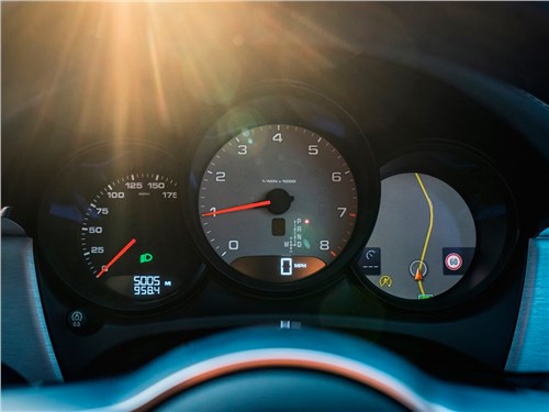 Porsche 911 Carrera S 2016 приборная панель