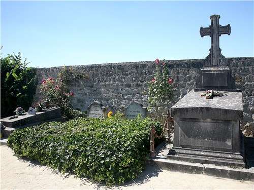 Могилы Винсента Ван Гога и его брата Тео на кладбище Овер-сюр-Уаз покрыты плющом
