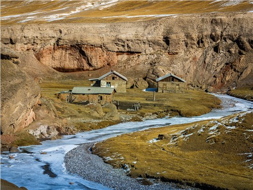 В этих домиках живут пастухи в горных районах Киргизии. На зиму их оставляют и спускаются вниз, где теплее