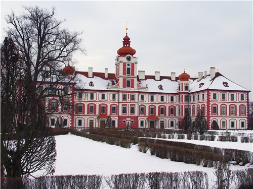 Замок в городке Мнихово-Градиште возведен в начале XVII века в стиле Позднего Ренессанса