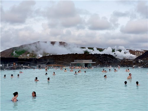 Геотермальный курорт «Голубая лагуна» ежедневно принимает сотни посетителей