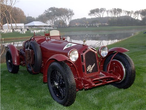 Приносящий удачу четырехлистник, эмблема заводской команды Alfa Romeo, на капоте 8C 2300 Monza