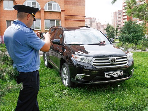 В России хотят ввести штраф за парковку на газоне