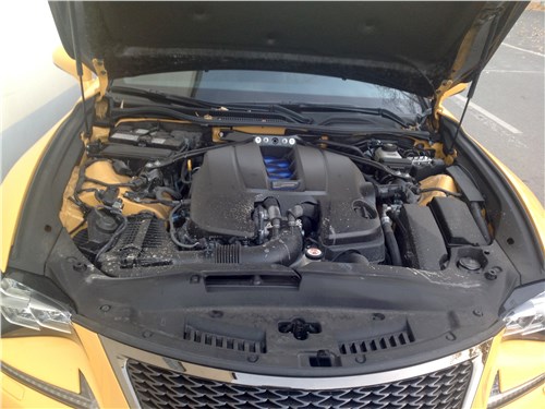Lexus RC F 2015 моторный отсек