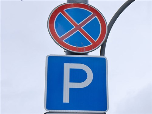 В Москве продолжиться эксперимент с парковкой под запрещающими знаками