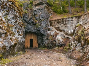 Скрытая в скалах пещера сыграла свою роль в войне. Сегодня в ней темно, гулко и пусто