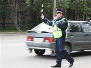 Госдума хочет наказать общественными работами за повторное вождение без прав