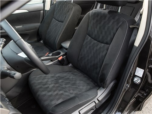 Nissan Tiida 2015 передние кресла