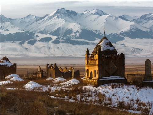 Полуразрушенные строения повсюду встречаются в Киргизии, особенно в приграничных районах
