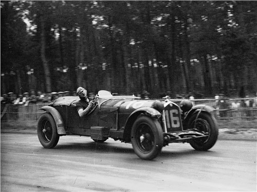 1931 год. Тони Биркин ведет Alfa Romeo 8C 2300 под номером 16 к первой в серии из четырех подряд побед в Ле-Мане 