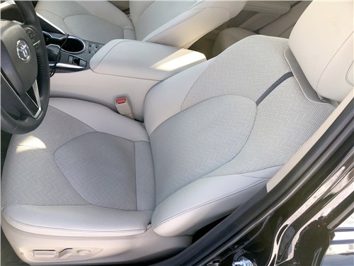 Toyota Camry (2021) передние кресла