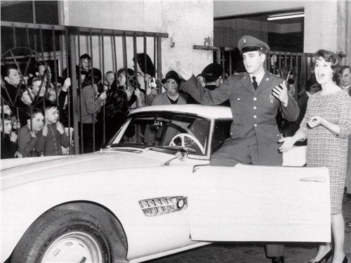 BMW 507 скрашивала тяготы и лишения армейской жизни танкиста — и по совместительству короля рок н ролла — Элвиса Пресли