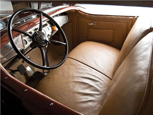 Интерьер первых Cadillac V16 выглядел консервативно, но среди опций уже имелось редкое тогда радио