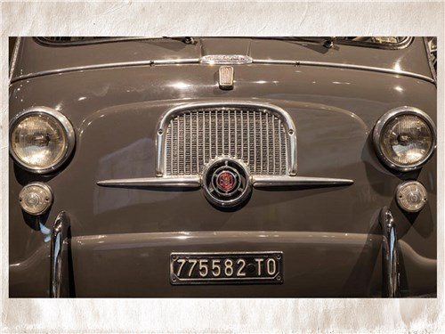 Дизайн передней части «Перевертыша» во многом определяла имитационная радиаторная решетка 