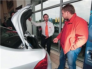 Рынок легковых автомобилей в России сократился почти в полтора раза