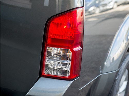 Nissan Pathfinder 2010 задний фонарь