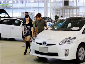 Японцы начали снова покупать автомобили 