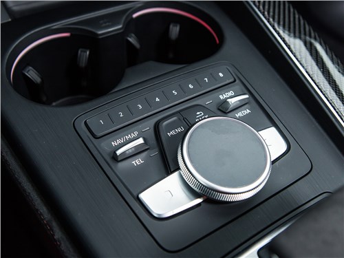 Audi RS4 Avant 2018 селектор интерфейса MMI