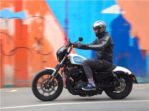 Harley-Davidson Iron 1200 вид сбоку