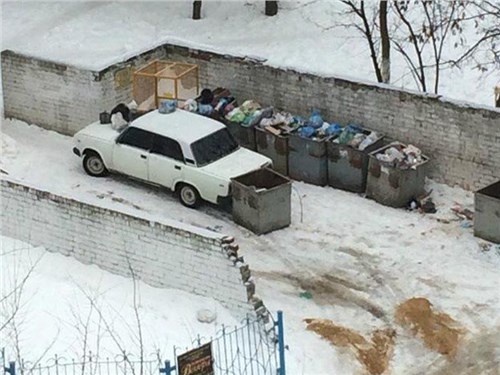Водителей хотят штрафовать за парковку у мусорных контейнеров