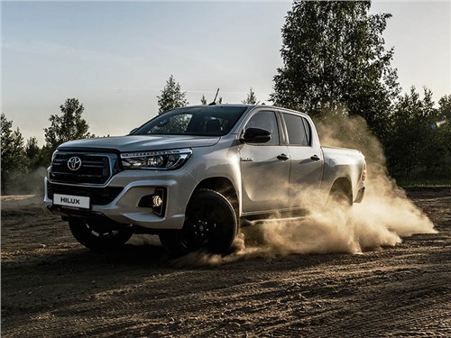 Toyota Hilux стал потихоньку чернеть