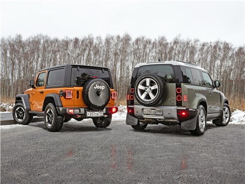 Jeep Wrangler (2021) и Land Rover Defender 90 (2020) вид сзади