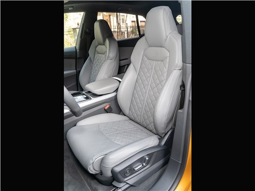 Audi Q8 2019 передние сиденья