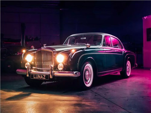 Классический Jaguar XK120 подключили к розетке