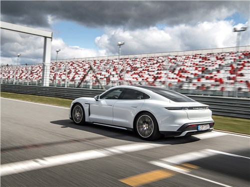 Porsche Taycan 2020 вид сбоку