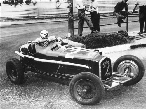 Первую победу для заводской команды Alfa Romeo в Гран-при Монако принес в 1932 году Тацио Нуволари, выступавший на 8C 2300 Monza со снятыми для снижения веса крыльями