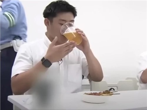 В японской автошколе ученикам предложили выпить за рулем