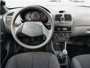 Hyundai Accent 2001 водительское место