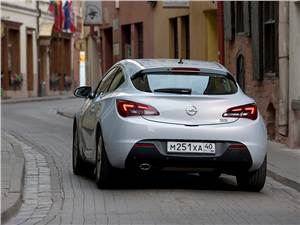 Opel Astra GTC 2012 вид сзади