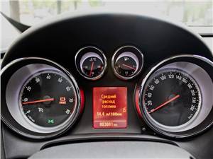Opel Astra GTC 2012 приборная панель