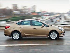 Opel Astra 2012 вид сбоку