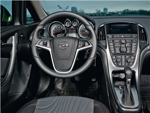 Opel Astra 2012 водительское место
