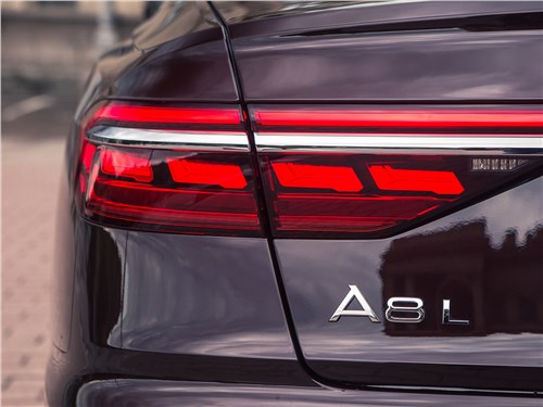 Audi A8 L 2018 задний фонарь