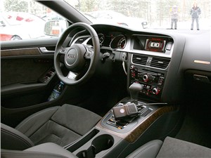 В салоне каждой Audi A5 есть рация для связи с инструкторами
